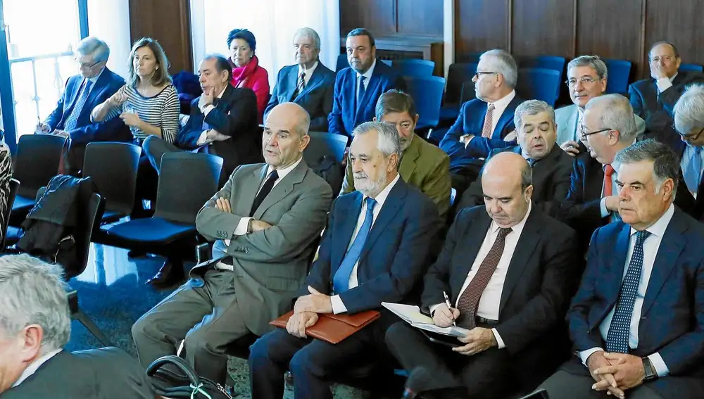Los expresidentes de la Junta Manuel Chaves (4d) y José Antonio Griñán (3d), junto al exconsejero de Presidencia Gaspar Zarrías (2d) y el exconsejero de Trabajo José Antonio Viera (d) / Efe