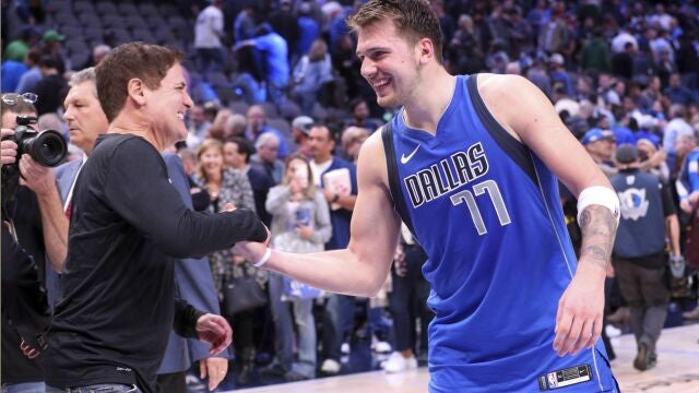 Luka Doncic saluda al presidente de los Mavericks, Mark Cuban