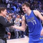 Luka Doncic saluda al presidente de los Mavericks, Mark Cuban