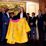 La infanta Elena recibe un capote como obsequio de parte de varios toreros españoles durante la entrega del premio “Capote de las Artes” / Efe