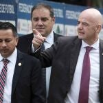 AME7175. SAN JOSÉ (COSTA RICA), 19/11/2019.- El presidente de la FIFA Gianni Infantino (d) habla con el presidente de la Federación Costarricense de Fútbol Rodolfo Villalobos (i) y el presidente de la Concacaf Víctor Montagliani (c) durante este martes en San José (Costa Rica). Infantino informó que Costa Rica y Panamá están a las puertas de organizar en conjunto el Mundial de fútbol femenino Sub-20 programado para septiembre del año 2020. EFE/Jeffrey Arguedas