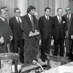 Fotografía de archivo, tomada el 25/10/1977, durante la firma de los Pactos de la Moncloa en la que aparecen los representantes de los grupos parlamentarios / Efe