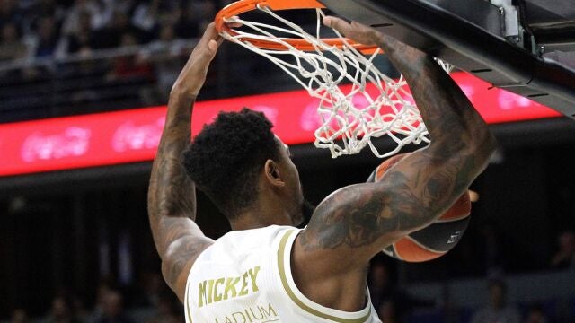 Jordan Mickey anota dos puntos con un mate