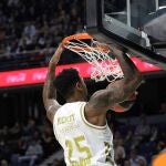 Jordan Mickey anota dos puntos con un mate