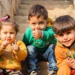 Lo cierto es que poco han cambiado los niños respecto a unas generaciones atrás: quieren correr, jugar, estar con sus amigos, ¡y parecerse a sus padres!