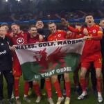 Bale posa con la bandera de 'Gales, golf, Madrid, en ese orden'