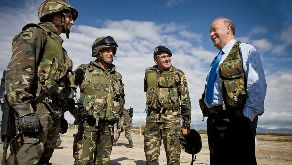 Vicente del Bosque con un grupo de militares