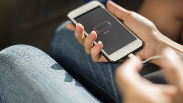 Cargar móvil en sitio público