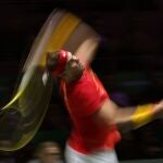 Nadal saca en su partido contra Gojo