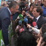 José Luis Martínez-Almeida (d), en plena discusión con el portavoz de Vox, Javier Ortega Smith (2i), por una pancarta tras un crimen machista