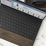 El HP ENVY Wood está disponible en el mercado español a un precio de salida de 899 euros.