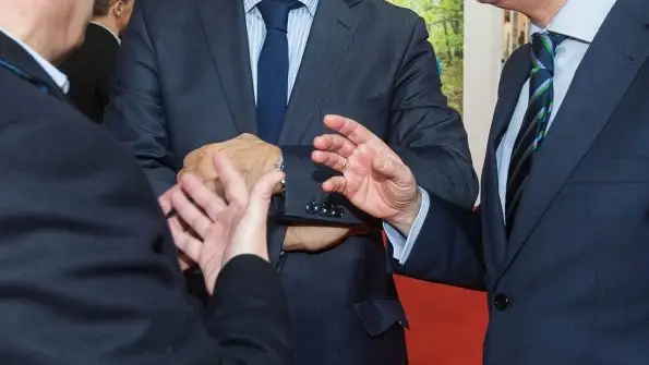 El alcalde García Carbayo y Javier Iglesias, en el expositor de Salamanca