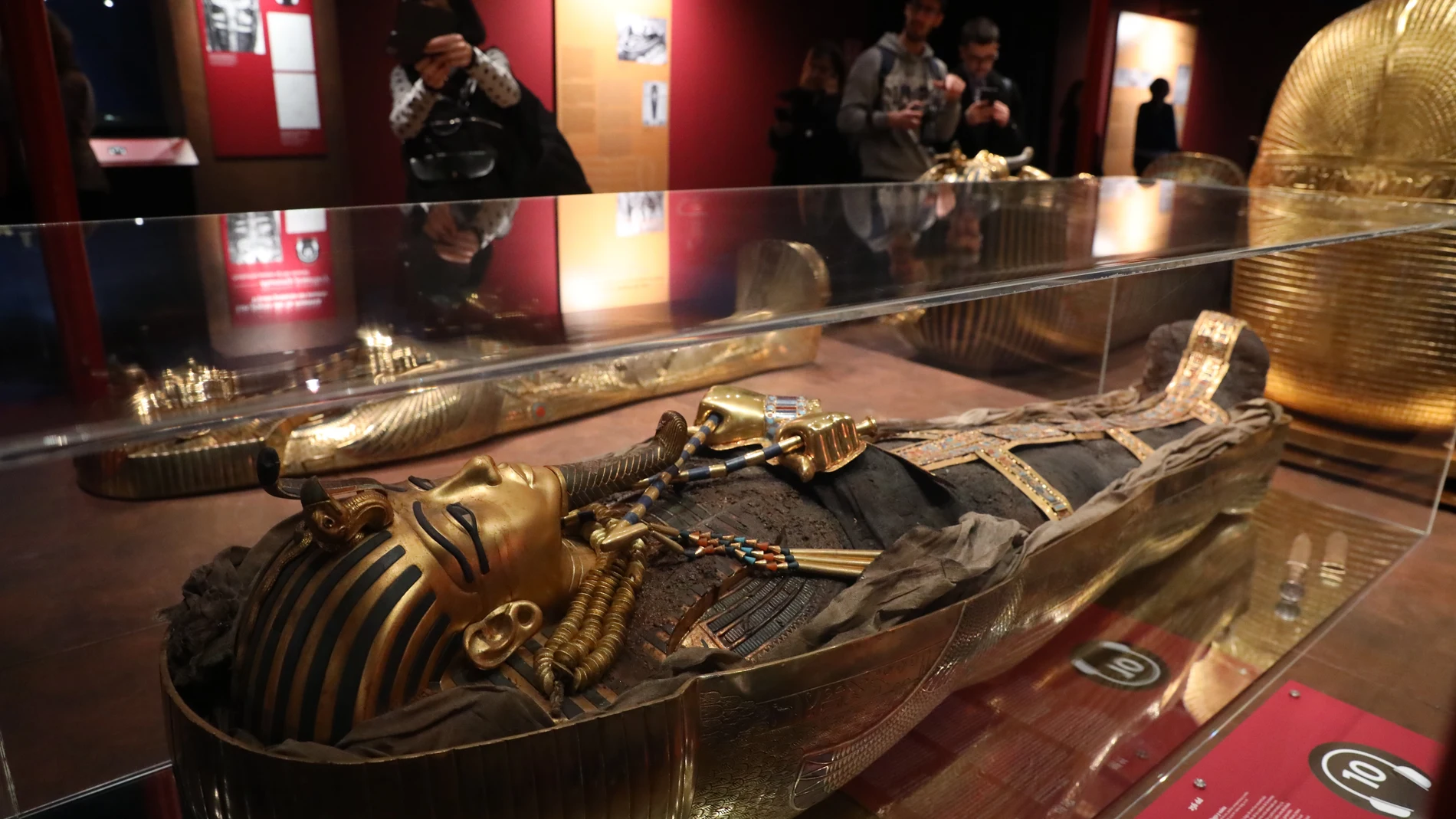 Momia de Tutankhamon, con su célebre máscara, en la exposición Ifema.