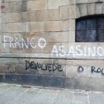Dos de las pintadas en la casa coruñesa de los Franco