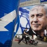 Imagen del primer ministro en una pared en abril durante la campaña electoral.(AP Photo/Oded Balilty, File)