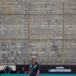 El entrenador de Flamengo camina por el campo de juego este viernes en el estadio Monumental en Lima (Perú). Flamengo de Brasil enfrentará a River Plate en la final de la Copa Libertadores esta noche