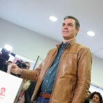 El presidente del Gobierno en funciones, Pedro Sánchez, vota en la consulta a la militancia del PSOE
