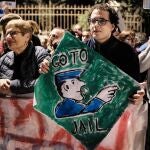 Manifestante sujeta un cartel que reza "ve a la cárcel". Fotografía: Nir Alon/ZUMA Wire/dpa