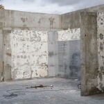 Las placas con los nombres de los fusilados ya están siendo retiradas del monumento. Los muros volverán a su estado original / Catalina O. Salas