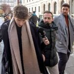 Victor Rodríguez y Carlos Cuadrado (idos de los acusados de agresión sexual a una menor, a su salida de la Audiencia Provincial de Burgos tras la tercera sesión de la vista oral del llamado caso Arandina.
