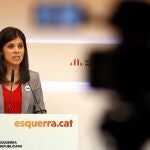 La portavoz de ERC, Marta Vilalta, durante la rueda de prensa que ha ofrecido este lunes en la sede del partido en Barcelona en la que ha anunciado que ERC se reunirá esta semana con JxCat, CUP, EH Bildu y BNG para buscar unidad de voto en la investidura del socialista Pedro Sánchez