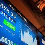GRAF6643. MADRID, 25/11/2019.- Vista del índice del IBEX 35 en el parqué de la Bolsa de Madrid este lunes. El principal indicador de la Bolsa española, el IBEX 35, subía un 0,70 % minutos después de la apertura de la sesión y comenzaba la semana por encima de los 9.300 puntos, impulsado por un posible acuerdo comercial entre China y EEUU. EFE/Fernando Alvarado