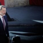 El rey Felipe VI a su llegada a la Lonja de Valencia, donde hace entrega de los Premios Rey Jaime I de 2019, que distinguen los trabajos de científicos e investigadores españoles en Economía, Protección del Medio Ambiente, Nuevas Tecnologías, Emprendimiento, Investigación Médica e Investigación Básica.