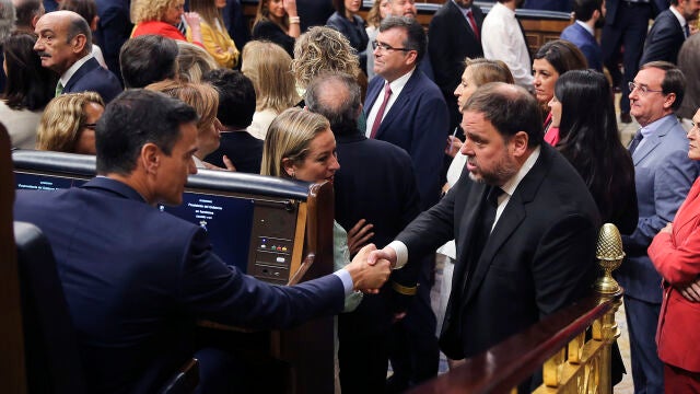 Pedro Sánchez saluda a Oriol Junqueras en la conformación de la XIII Legislatura.