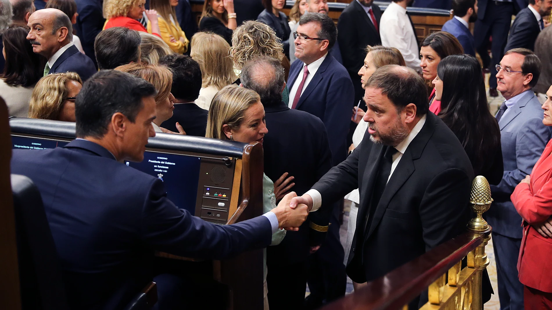Pedro Sánchez saluda a Oriol Junqueras en la conformación de la XIII Legislatura.