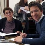 Los nuevos diputados de Más País, Íñigo Errejón (d) e Inés Sabanés (i) recogen su acta de diputada en el Congreso en Madrid este martes.