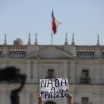Un grupo de personas perteneciente a distintas gremios, sindicatos y organizaciones sociales participan de una marcha durante la huelga general este martes en Santiago (Chile).