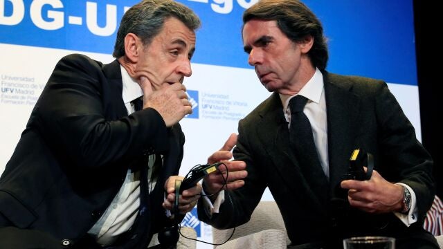El ex presidente del Gobierno Jos&eacute; Mar&iacute;a Aznar y el ex jefe del Ejecutivo franc&eacute;s, Nicolas Sarkozy, conversan en la Universidad Francisco de Vitoria