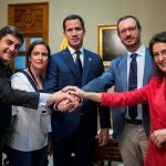 El presidente del Parlamento venezolano, Juan Guaidó (c), se reunió con Javier Maroto, portavoz del PP en el Senado; José Ignacio Echániz, portavoz adjunto del PP en el Congreso; Valentina Martínez, secretaria de Relaciones Internacionales del PP; y Belen Hoyo, presidenta del Comité Electoral Nacional del PP, momentos antes del evento "Encuentro parlamentario mundial por la democracia", en el Palacio Federal Legislativo de la Asamblea Nacional de Venezuela