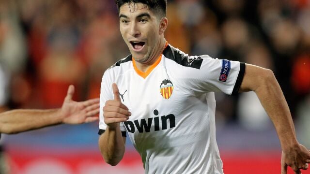 GRAFCVA137. VALENCIA, 27/11/2019.-. Carlos Soler con el Valencia. EFE/ Kai Forsterling