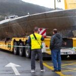 El 'narcosubmarino' hundido el pasado domingo en la Ría de Aldán (Cangas), reflotado.