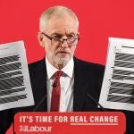 El líder del Partido Laborista, Jeremy Corbyn, este miércoles con los documentos redactados a partir de conversaciones secretas entre el Gobierno británico y el estadounidense sobre el sistema público de salud británico, conocido como NHS
