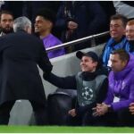 Mourinho saluda al recogepelotas que le ayudó a remontar