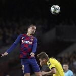 Barcelona's Antoine Griezmann heads the ball above Dortmund's Lukasz Piszczek, right, during a Champions League group F soccer match between Barcelona and Dortmund at the Camp Nou stadium in Barcelona, Spain, Wednesday, Nov. 27, 2019. (AP Photo/Emilio Morenatti)