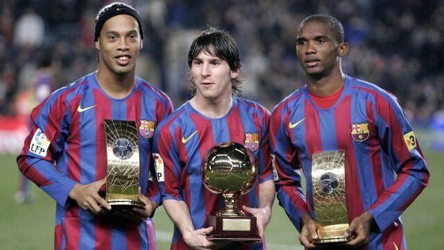 Ronaldinho, que ganó el FIFA World Player en 2005, y Eto'o, que fue tercero, escoltan a Messi, que ese año se llevó el Golden Boy / Ap