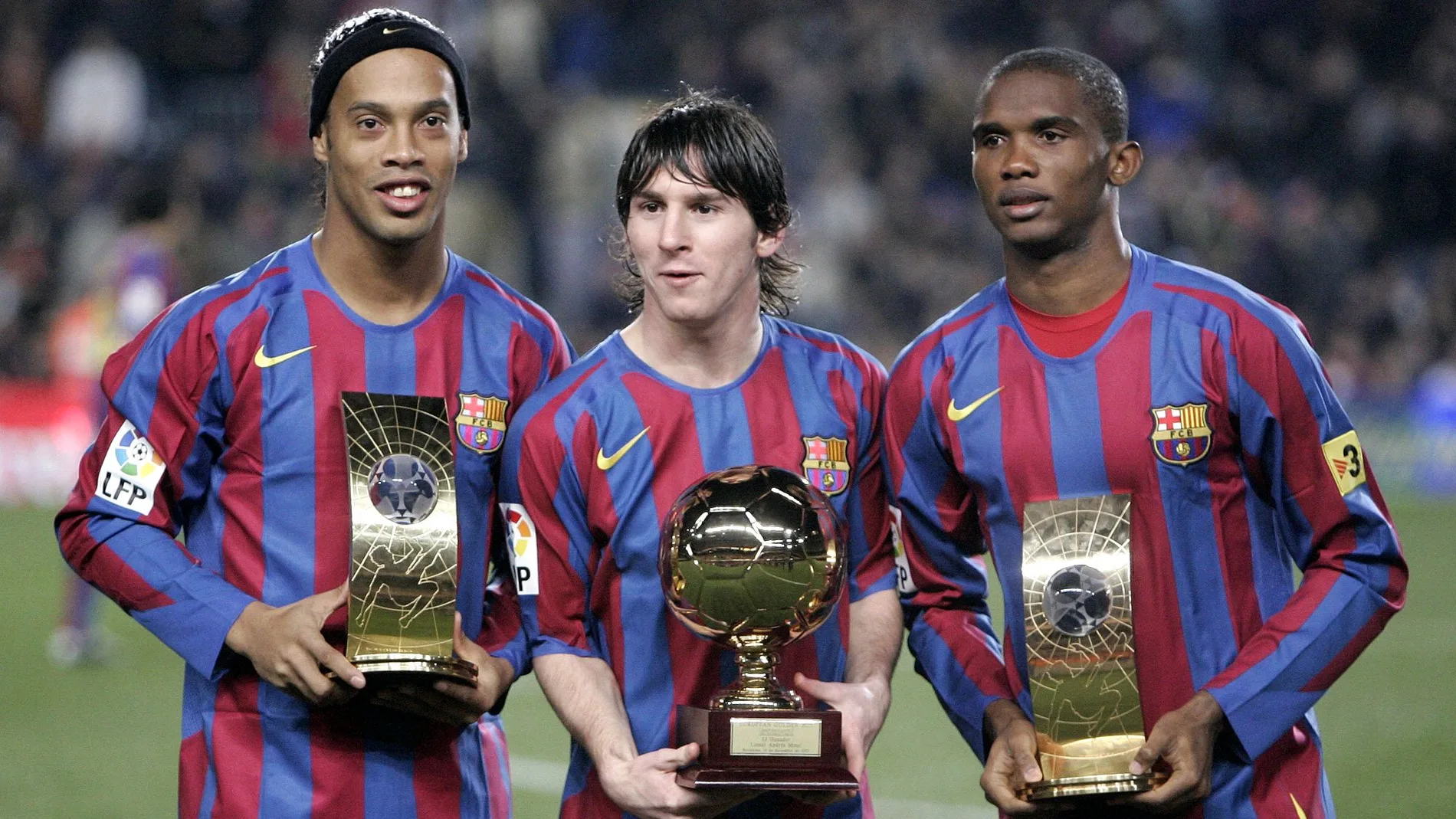 Ronaldinho, que ganó el FIFA World Player en 2005, y Eto'o, que fue tercero, escoltan a Messi, que ese año se llevó el Golden Boy / Ap
