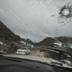 Disparos de bala en la luna del coche de la familia LeBaron, víctima de una tragedia que dejó nueve muertos/AP