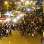 Manifestantes permiten este miércoles el paso en un carril sobre la autopista norte, durante el séptimo día de protestas pacíficas contra las políticas del presidente colombiano, Iván Duque, en Bogotá