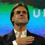 AME9604. MONTEVIDEO (URUGUAY), 28/11/2019.- Fotografía de archivo fechada el 24 de noviembre de 2019 que muestra al candidato presidencial uruguayo Luis Lacalle Pou, durante una ceremonia tras la segunda vuelta de las elecciones uruguayas, en la sede del Partido Nacional, en Montevideo (Uruguay). Lacalle Pou será el próximo presidente de Uruguay, después de que las cifras arrojadas por el segundo escrutinio llevado a cabo por la Corte Electoral confirmasen este martes el triunfo que logró en la segunda vuelta, celebrada el 24 de noviembre. EFE/ Raúl Martínez