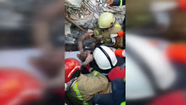 Los equipos de rescate encuentran con vida a un hombre 3 días después del terremoto en Albania