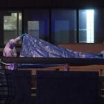 Forenses examinan la escena del atentado en el puente de Londres.
