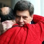 El padre de Diana Quer, Juan Carlos Quer, se abraza esta mañana a su llegada a los juzgados Compostelanos a su procurador, antes de conocer el veredicto de jurado popular que ha sido devuelto al mismo por errores de forma por orden del juez para ser nuevamente redactado.