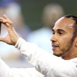Lewis Hamilton se hace un selfie en el circuito de Abu Dhabi