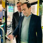 El delegado de Medio Ambiente y Movilidad, Borja Carabante, prueba, acompañado del gerente de la EMT, Alfonso Sánchez Vicente, el sistema de pago por contactless