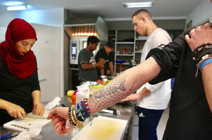 El chef vallecano que «salva» a bandas latinas y neonazis de acabar en la cárcel El chef vallecano que «salva» a bandas latinas y neonazis de acabar en la cárcel