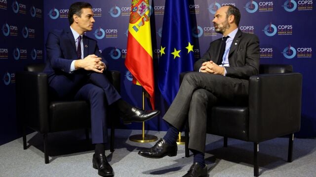 GRAF1522. MADRID, 02/12/2019.- Fotografía facilitada por Presidencia del Gobierno del Jefe del Ejecutivo español en funciones, Pedro Sánchez (i), durante su reunión con el primer ministro de Francia, Édouard Philippe, durante la vigésimo quinta conferencia del clima de la ONU (COP25) que se inicia este lunes en Ifema en Madrid y que se desarrollará hasta el 13 de diciembre en la capital española con 29.000 asistentes de 196 delegaciones, entre ellas medio centenar de jefes de Estado y de Gobierno, así como los altos representantes de la UE y contará por ello con un dispositivo de seguridad con 5.000 efectivos. EFE/Presidencia del Gobierno/Borja Puig De La Bellacasa *****SÓLO USO EDITORIAL//NO VENTAS//NO ARCHIVO*****